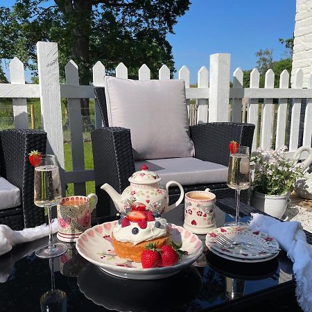 Bed and Breakfast Church Farm Thurlton Экстерьер фото